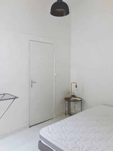 A vendre coeur de Doutre, appartement type 2 vendu meublé ,2ème étage, séjour avec cuisine aménagée, chambre séparée plus mezzanine, chauffage individuel, cave et grenier. Arrêt de tramway Doutre Maine aux pieds de l'immeuble.