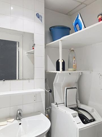 A vendre coeur de Doutre, appartement type 2 vendu meublé ,2ème étage, séjour avec cuisine aménagée, chambre séparée plus mezzanine, chauffage individuel, cave et grenier. Arrêt de tramway Doutre Maine aux pieds de l'immeuble.