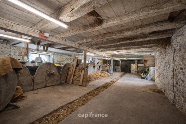 Ancienne ferme de tabac à réinventer – Maison en pierres, grange et séchoir