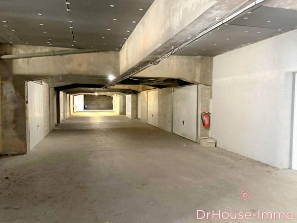 Parking / Box à vendre de 741 m²