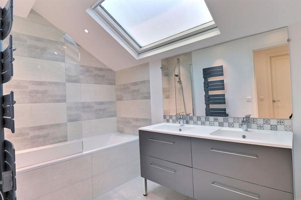 Maison lumineuse et rénovée 7 pièce(s) 165 m2 terrain 800 m2