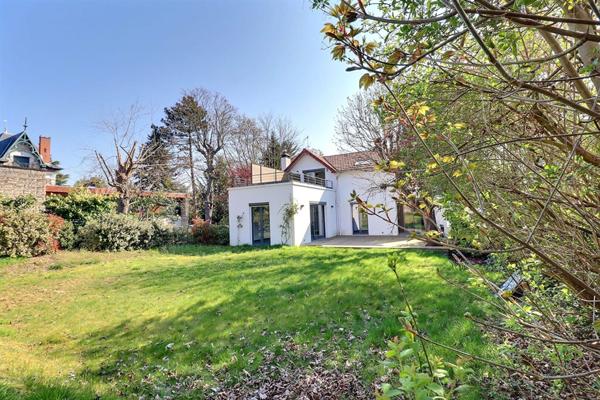 Maison lumineuse et rénovée 7 pièce(s) 165 m2 terrain 800 m2