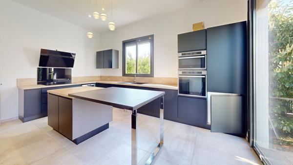 Maison lumineuse et rénovée 7 pièce(s) 165 m2 terrain 800 m2