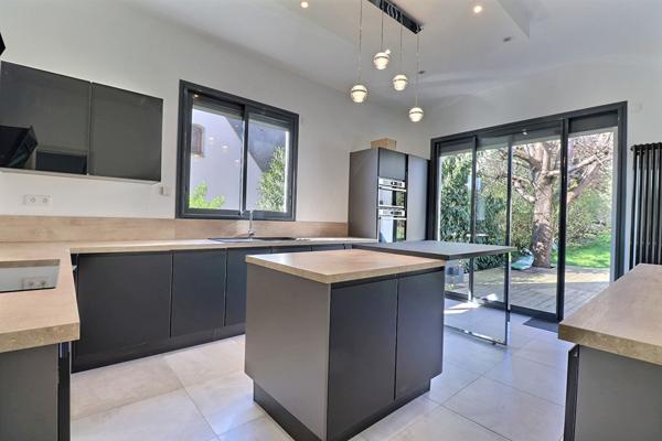 Maison lumineuse et rénovée 7 pièce(s) 165 m2 terrain 800 m2