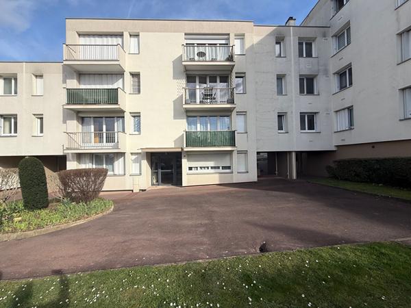 Grand appartement trois pièces