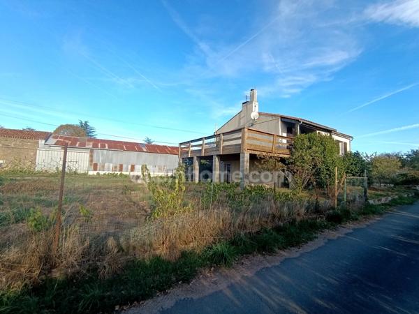 Maison rénovée avec 3 chambres, 1 200 m² de terrain et vue dégagée – Au calme !