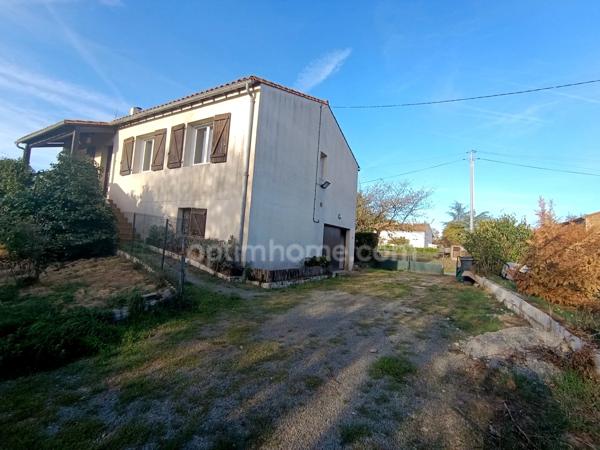 Maison rénovée avec 3 chambres, 1 200 m² de terrain et vue dégagée – Au calme !