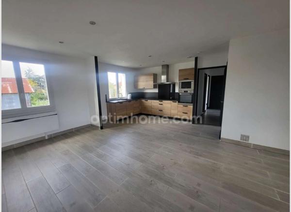 Maison rénovée avec 3 chambres, 1 200 m² de terrain et vue dégagée – Au calme !