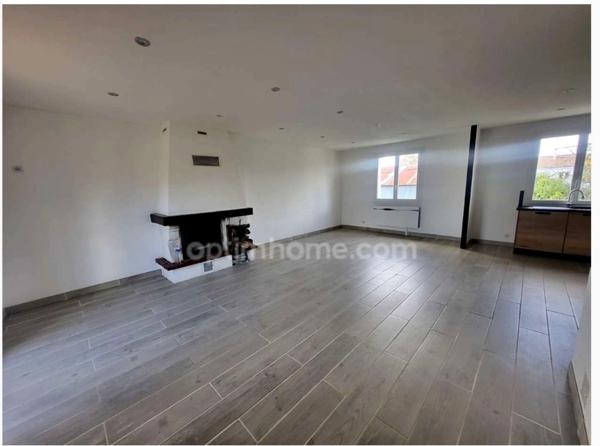 Maison rénovée avec 3 chambres, 1 200 m² de terrain et vue dégagée – Au calme !