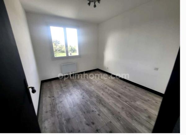 Maison rénovée avec 3 chambres, 1 200 m² de terrain et vue dégagée – Au calme !