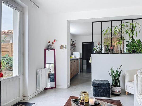 Maison rénovée à vendre : 1 km des commerces, 1,8 km de la plage, jardinet fleuri