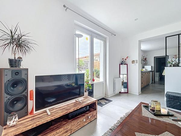 Maison rénovée à vendre : 1 km des commerces, 1,8 km de la plage, jardinet fleuri