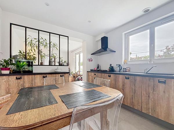 Maison rénovée à vendre : 1 km des commerces, 1,8 km de la plage, jardinet fleuri