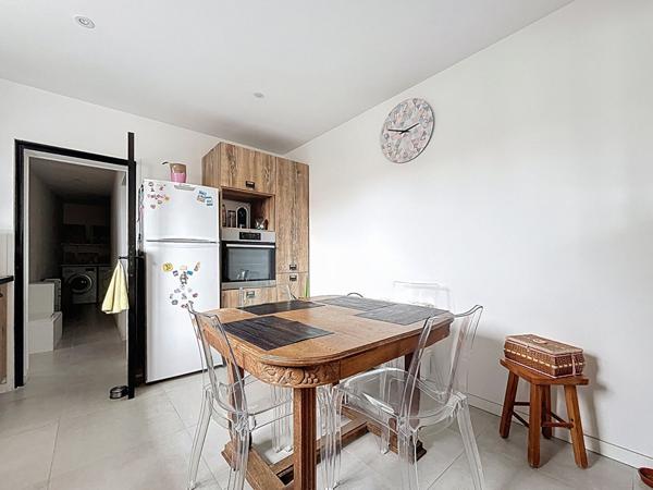 Maison rénovée à vendre : 1 km des commerces, 1,8 km de la plage, jardinet fleuri