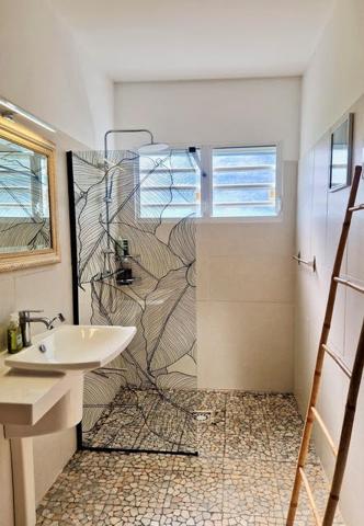 Baie-Mahault (97122) Maison contemporaine haut de gamme avec piscine – Baie-Mahault