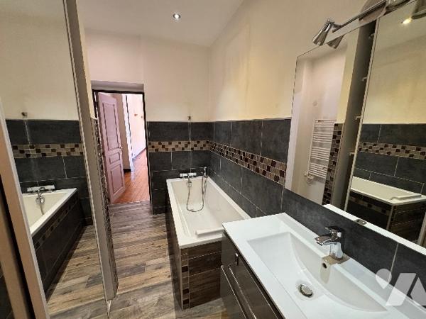 Appartement de type 3  au cœur de Crest avec terrasse .