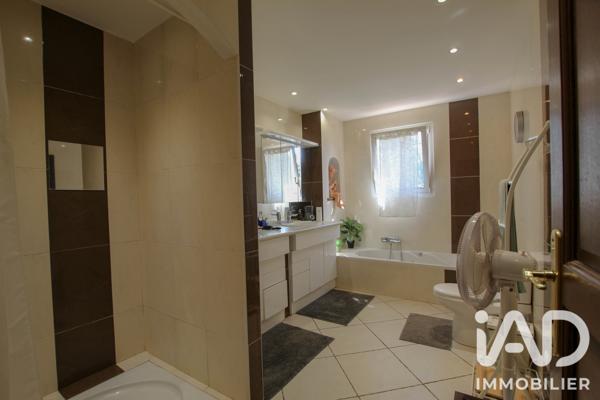 Maison à vendre 8 pièces 264,15 m² Roquebrune-sur-Argens