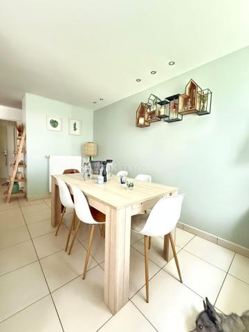 Construite en 2014 dans l'éco-quartier du Plateau de Haie, cette maison de 96 m² offre un cadre fonctionnel et bien desservi : transports en commun, écoles et commerces facilement accessibles .
Au rez-de-chaussée : un salon/séjour lumineux, une cuisine, des WC. Une terrasse et un garage complètent ce niveau.

À l'étage : quatre chambres dont une aménagée en dressing, salle de bain et toilettes séparées.

Côté confort : la climatisation est déjà en place. Aucun travaux à prévoir.
