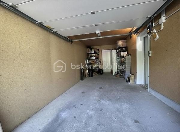 Construite en 2014 dans l'éco-quartier du Plateau de Haie, cette maison de 96 m² offre un cadre fonctionnel et bien desservi : transports en commun, écoles et commerces facilement accessibles .
Au rez-de-chaussée : un salon/séjour lumineux, une cuisine, des WC. Une terrasse et un garage complètent ce niveau.

À l'étage : quatre chambres dont une aménagée en dressing, salle de bain et toilettes séparées.

Côté confort : la climatisation est déjà en place. Aucun travaux à prévoir.