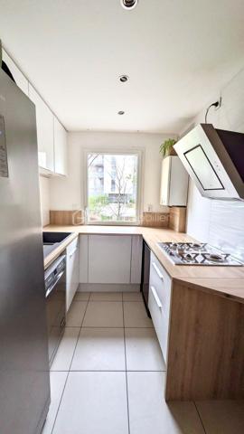 Construite en 2014 dans l'éco-quartier du Plateau de Haie, cette maison de 96 m² offre un cadre fonctionnel et bien desservi : transports en commun, écoles et commerces facilement accessibles .
Au rez-de-chaussée : un salon/séjour lumineux, une cuisine, des WC. Une terrasse et un garage complètent ce niveau.

À l'étage : quatre chambres dont une aménagée en dressing, salle de bain et toilettes séparées.

Côté confort : la climatisation est déjà en place. Aucun travaux à prévoir.