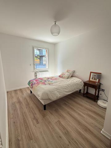 Construite en 2014 dans l'éco-quartier du Plateau de Haie, cette maison de 96 m² offre un cadre fonctionnel et bien desservi : transports en commun, écoles et commerces facilement accessibles .
Au rez-de-chaussée : un salon/séjour lumineux, une cuisine, des WC. Une terrasse et un garage complètent ce niveau.

À l'étage : quatre chambres dont une aménagée en dressing, salle de bain et toilettes séparées.

Côté confort : la climatisation est déjà en place. Aucun travaux à prévoir.