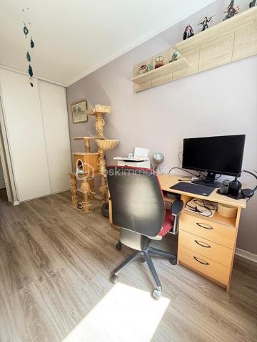 Construite en 2014 dans l'éco-quartier du Plateau de Haie, cette maison de 96 m² offre un cadre fonctionnel et bien desservi : transports en commun, écoles et commerces facilement accessibles .
Au rez-de-chaussée : un salon/séjour lumineux, une cuisine, des WC. Une terrasse et un garage complètent ce niveau.

À l'étage : quatre chambres dont une aménagée en dressing, salle de bain et toilettes séparées.

Côté confort : la climatisation est déjà en place. Aucun travaux à prévoir.