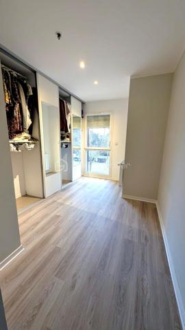 Construite en 2014 dans l'éco-quartier du Plateau de Haie, cette maison de 96 m² offre un cadre fonctionnel et bien desservi : transports en commun, écoles et commerces facilement accessibles .
Au rez-de-chaussée : un salon/séjour lumineux, une cuisine, des WC. Une terrasse et un garage complètent ce niveau.

À l'étage : quatre chambres dont une aménagée en dressing, salle de bain et toilettes séparées.

Côté confort : la climatisation est déjà en place. Aucun travaux à prévoir.