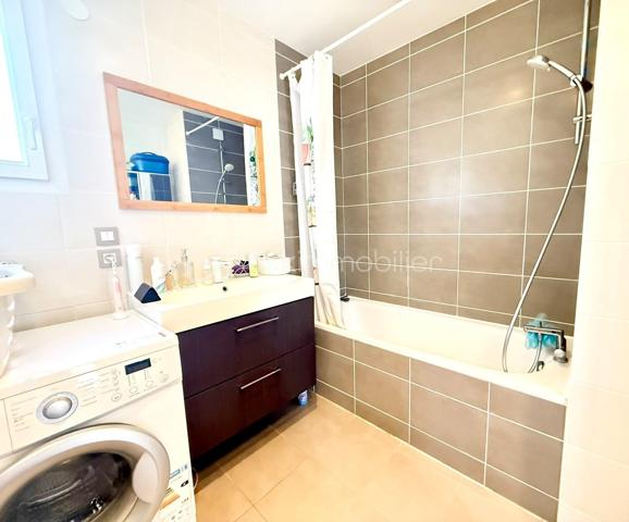 Construite en 2014 dans l'éco-quartier du Plateau de Haie, cette maison de 96 m² offre un cadre fonctionnel et bien desservi : transports en commun, écoles et commerces facilement accessibles .
Au rez-de-chaussée : un salon/séjour lumineux, une cuisine, des WC. Une terrasse et un garage complètent ce niveau.

À l'étage : quatre chambres dont une aménagée en dressing, salle de bain et toilettes séparées.

Côté confort : la climatisation est déjà en place. Aucun travaux à prévoir.