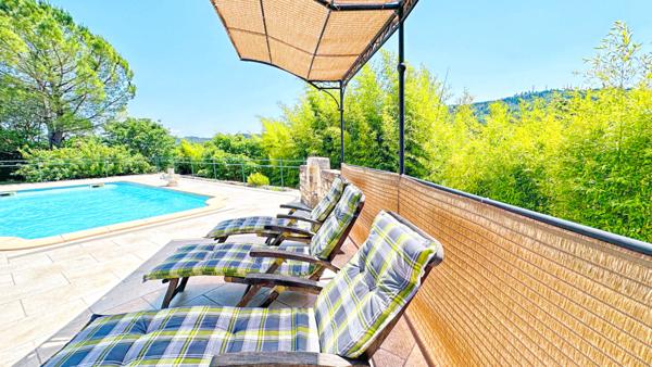 SUPERBE VILLA AU CALME ET A LA VUE IMPRENABLE SUR LE CHÂTEAU DE CERESTE-EN-LUBERON SUR 7380M2 DE TERRAIN AVEC PISCINE