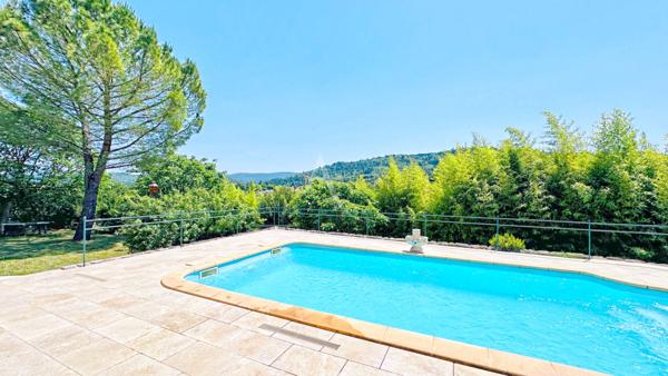 SUPERBE VILLA AU CALME ET A LA VUE IMPRENABLE SUR LE CHÂTEAU DE CERESTE-EN-LUBERON SUR 7380M2 DE TERRAIN AVEC PISCINE