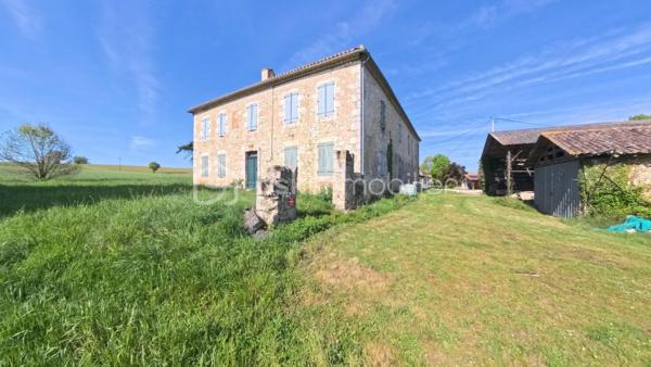 Bivès, à 15minutes de Fleurance et 30min de Auch, 
Nichée dans un environnement paisible et préservé, cette authentique bâtisse de caractère de 470m² séduira les amateurs de beaux projets et d'espaces généreux.
Implantée sur plusieurs hectares de terrain, elle offre un cadre de vie rare, où nature, calme et potentiel se rencontrent.
La toiture, récemment rénovée, constitue une base solide pour entreprendre la rénovation complète de cette propriété et lui redonner tout son éclat.
Ses volumes remarquables permettent d'imaginer de nombreux projets : 
Une vaste demeure familiale pleine de charme.
La création de deux logements indépendants.

Plusieurs dépendances viennent compléter l'ensemble, offrant encore davantage de possibilités d'aménagement, de stockage ou de développement selon vos envies.
Un bien rare, où chaque pierre raconte une histoire et où tout reste à imaginer !
Un gîte de caractère ou des chambres d'hôtes.
Un lieu de réception ou un projet événementiel dans un cadre authentique