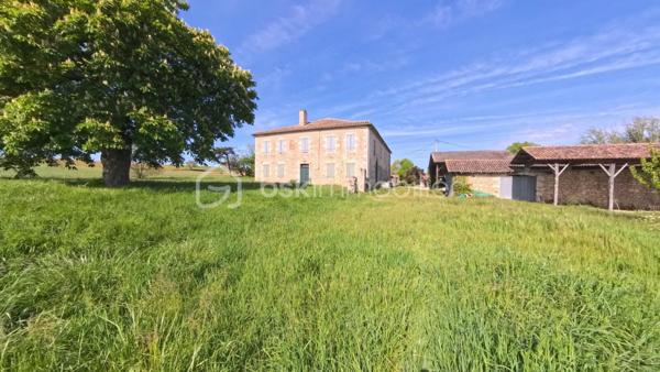 Bivès, à 15minutes de Fleurance et 30min de Auch, 
Nichée dans un environnement paisible et préservé, cette authentique bâtisse de caractère de 470m² séduira les amateurs de beaux projets et d'espaces généreux.
Implantée sur plusieurs hectares de terrain, elle offre un cadre de vie rare, où nature, calme et potentiel se rencontrent.
La toiture, récemment rénovée, constitue une base solide pour entreprendre la rénovation complète de cette propriété et lui redonner tout son éclat.
Ses volumes remarquables permettent d'imaginer de nombreux projets : 
Une vaste demeure familiale pleine de charme.
La création de deux logements indépendants.

Plusieurs dépendances viennent compléter l'ensemble, offrant encore davantage de possibilités d'aménagement, de stockage ou de développement selon vos envies.
Un bien rare, où chaque pierre raconte une histoire et où tout reste à imaginer !
Un gîte de caractère ou des chambres d'hôtes.
Un lieu de réception ou un projet événementiel dans un cadre authentique