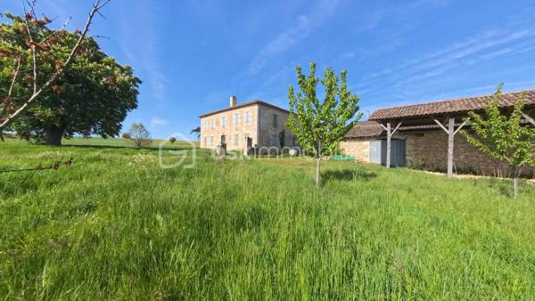 Bivès, à 15minutes de Fleurance et 30min de Auch, 
Nichée dans un environnement paisible et préservé, cette authentique bâtisse de caractère de 470m² séduira les amateurs de beaux projets et d'espaces généreux.
Implantée sur plusieurs hectares de terrain, elle offre un cadre de vie rare, où nature, calme et potentiel se rencontrent.
La toiture, récemment rénovée, constitue une base solide pour entreprendre la rénovation complète de cette propriété et lui redonner tout son éclat.
Ses volumes remarquables permettent d'imaginer de nombreux projets : 
Une vaste demeure familiale pleine de charme.
La création de deux logements indépendants.

Plusieurs dépendances viennent compléter l'ensemble, offrant encore davantage de possibilités d'aménagement, de stockage ou de développement selon vos envies.
Un bien rare, où chaque pierre raconte une histoire et où tout reste à imaginer !
Un gîte de caractère ou des chambres d'hôtes.
Un lieu de réception ou un projet événementiel dans un cadre authentique