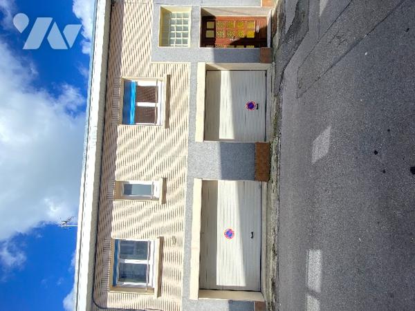 CENTRE VILLE 
Maison de ville  avec deux grands garages  ( belle capacité de stockage )