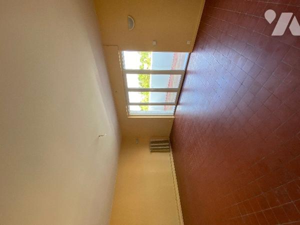 CENTRE VILLE 
Maison de ville  avec deux grands garages  ( belle capacité de stockage )