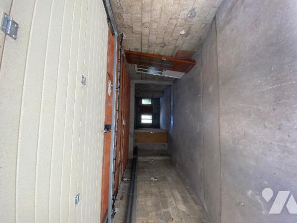 CENTRE VILLE 
Maison de ville  avec deux grands garages  ( belle capacité de stockage )