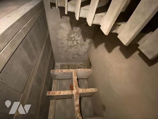 CENTRE VILLE 
Maison de ville  avec deux grands garages  ( belle capacité de stockage )