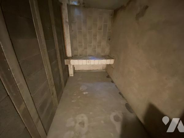 CENTRE VILLE 
Maison de ville  avec deux grands garages  ( belle capacité de stockage )