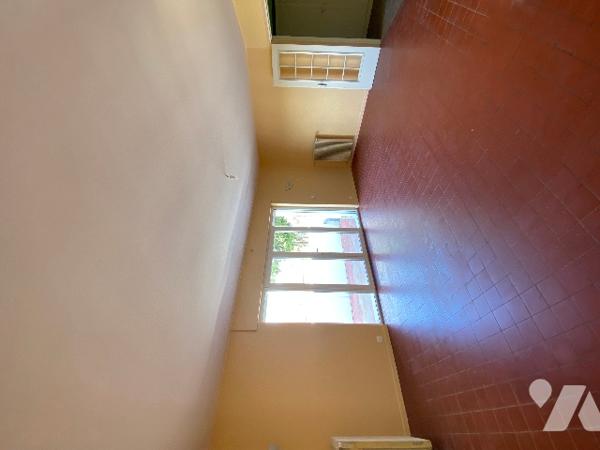 CENTRE VILLE 
Maison de ville  avec deux grands garages  ( belle capacité de stockage )