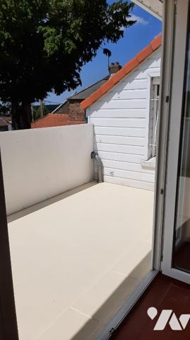 CENTRE VILLE 
Maison de ville  avec deux grands garages  ( belle capacité de stockage )