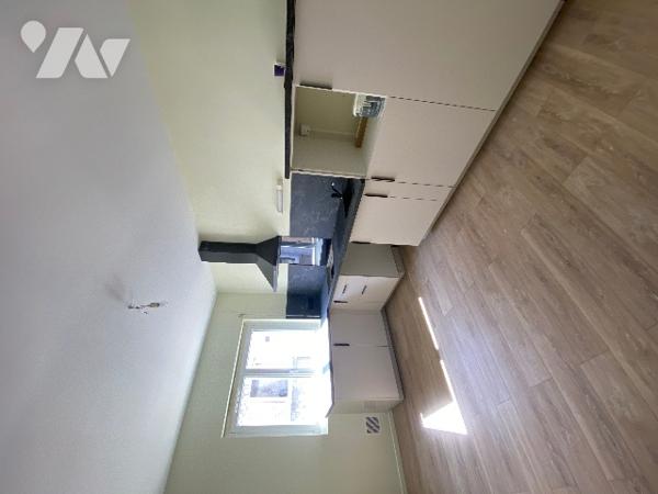 CENTRE VILLE 
Maison de ville  avec deux grands garages  ( belle capacité de stockage )