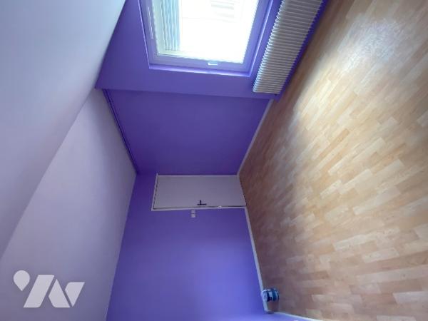 CENTRE VILLE 
Maison de ville  avec deux grands garages  ( belle capacité de stockage )