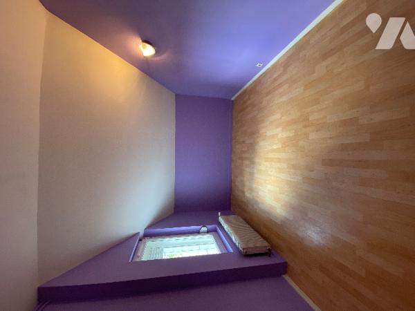 CENTRE VILLE 
Maison de ville  avec deux grands garages  ( belle capacité de stockage )