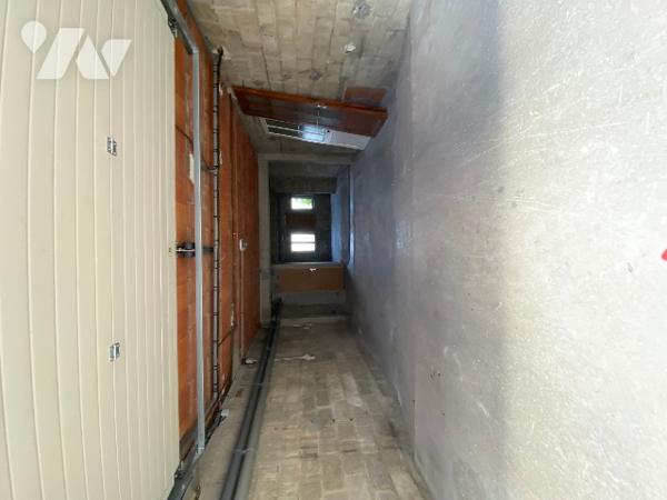 CENTRE VILLE 
Maison de ville  avec deux grands garages  ( belle capacité de stockage )