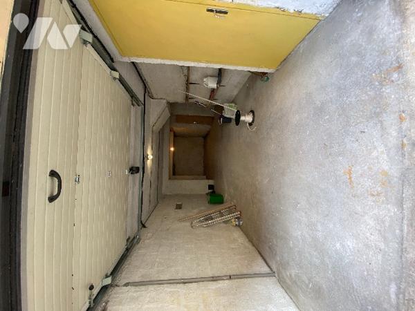 CENTRE VILLE 
Maison de ville  avec deux grands garages  ( belle capacité de stockage )