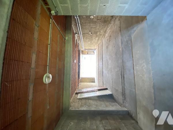 CENTRE VILLE 
Maison de ville  avec deux grands garages  ( belle capacité de stockage )