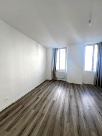 F2 MONTEREAU VILLE AVEC PETIT EXTERIEUR