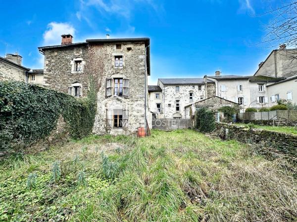 Bien atypique de plus de 350m² au cœur du village