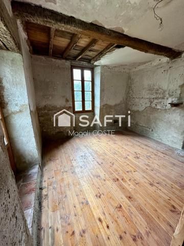 Bien atypique de plus de 350m² au cœur du village