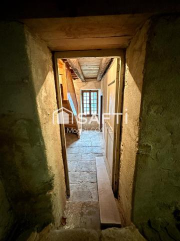 Bien atypique de plus de 350m² au cœur du village